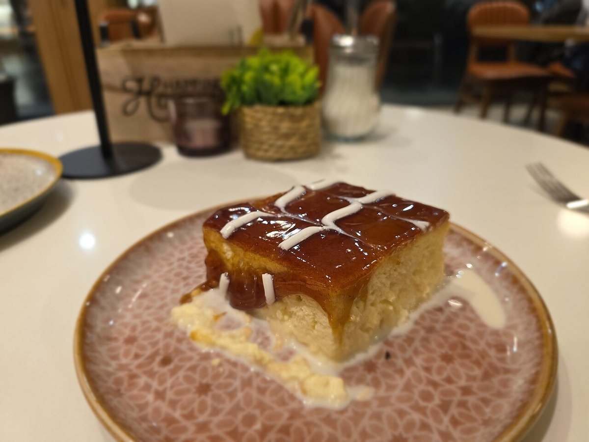 Pedaço de bolo encharcado de calda de leite com cobertura de caramelo