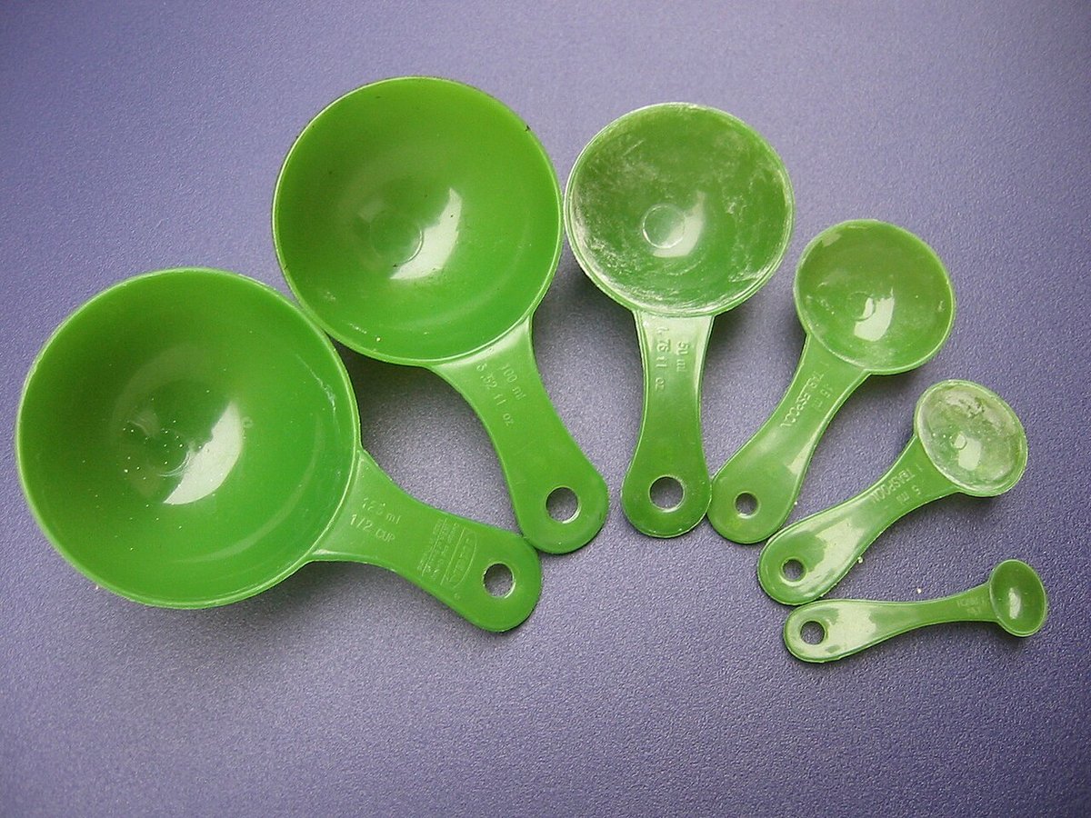 Conjunto de xícaras e colheres medidoras verdes de vários tamanhos