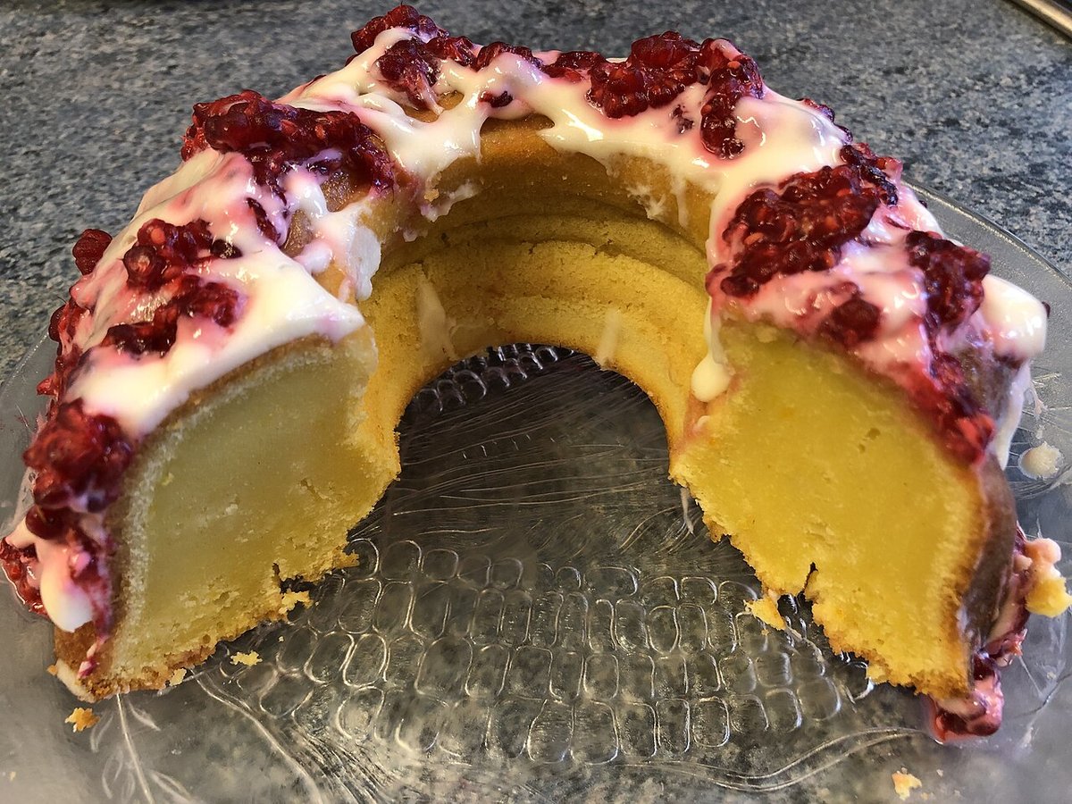 Bolo de limão cortado mostrando faixa de massa solada e úmida no miolo