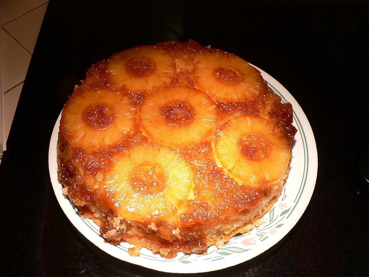 Bolo de abacaxi invertido com rodelas de abacaxi caramelizadas por cima