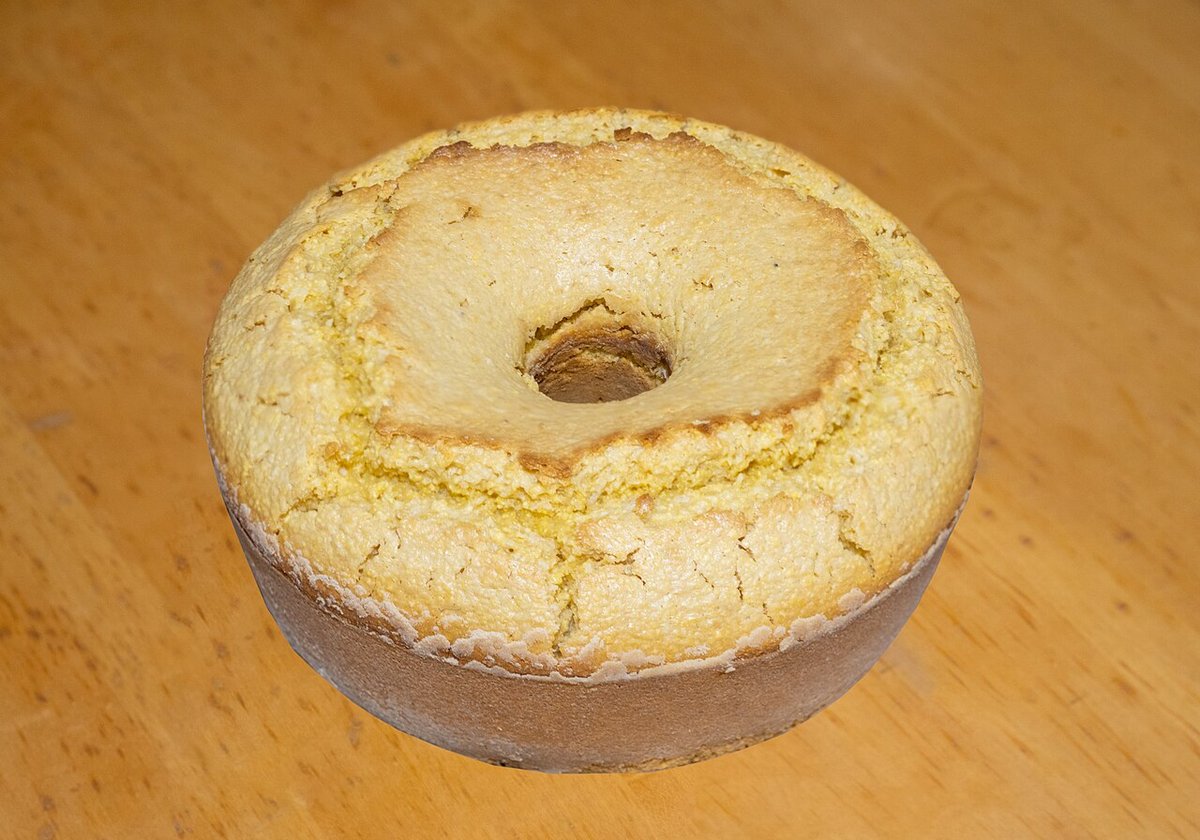 Bolo de fubá caseiro em forma de anel sobre mesa de madeira