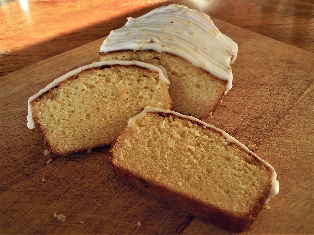 Fatias de bolo de limão com cobertura branca de glacê sobre tábua