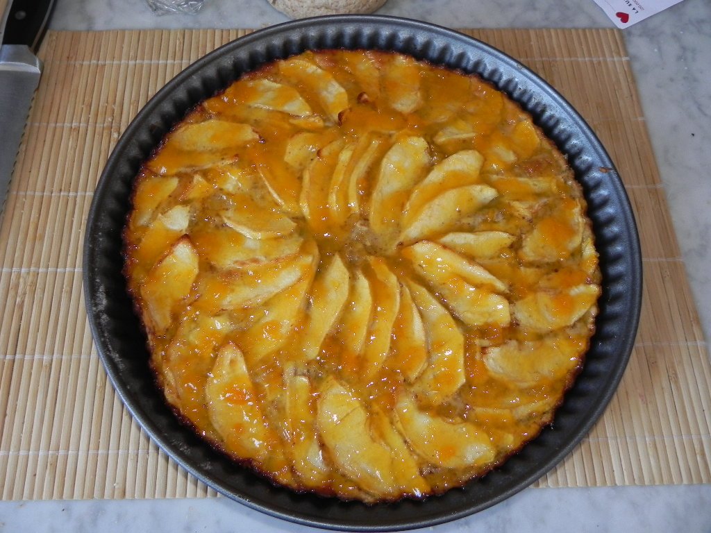 Bolo de maçã redondo com fatias de maçã caramelizadas por cima