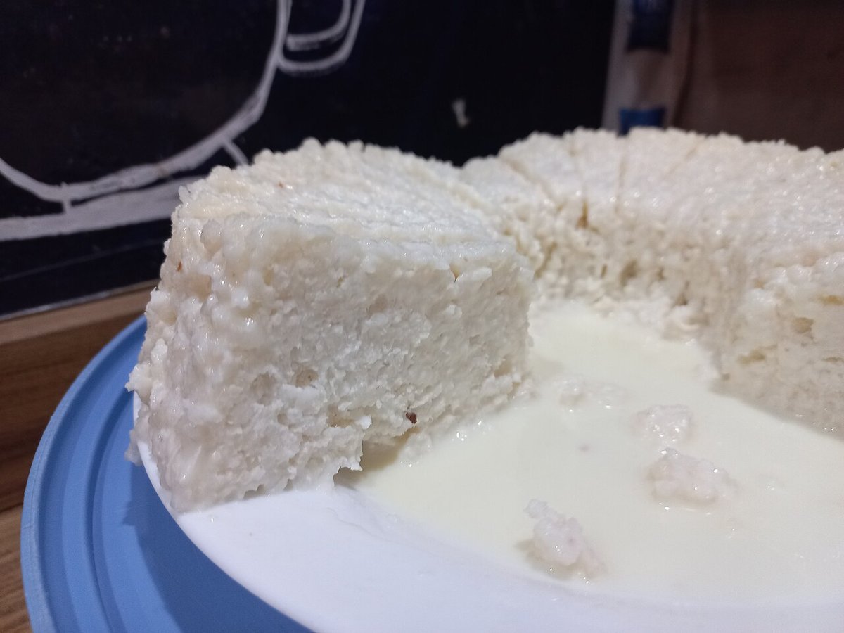 Bolo de tapioca branco com calda de leite de coco em prato