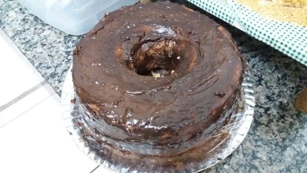Bolo de chocolate caseiro em forma de anel com cobertura cremosa de chocolate