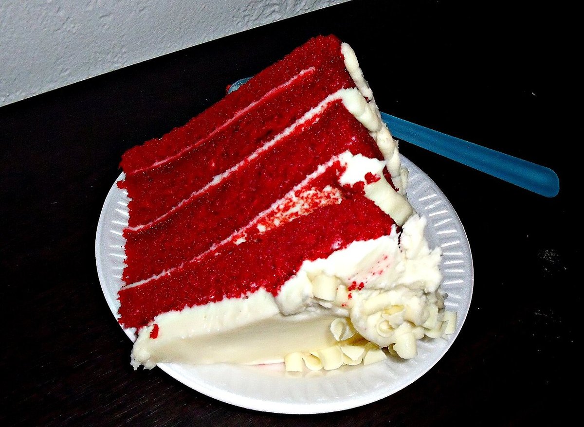 Fatia de bolo red velvet em camadas vermelhas com recheio de cream cheese